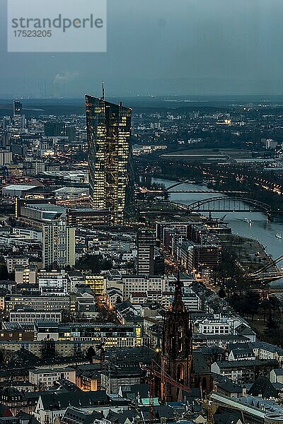 Blick auf die EZB  den Kaiserdom  bei Tagesanbruch  Frankfurt am Main  Hessen  Deutschland  Europa