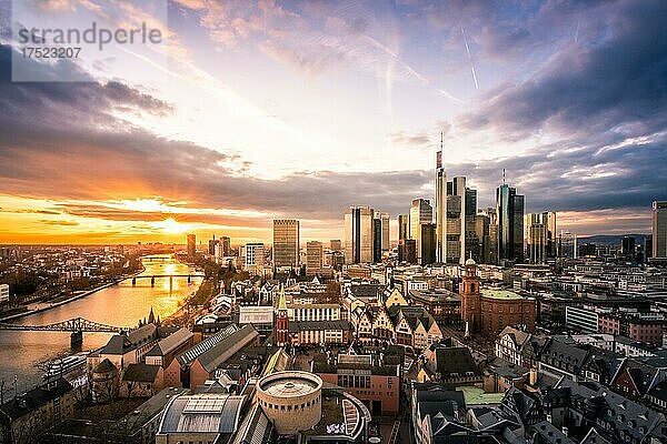 Stadtansicht  Blick über Frankfurt und den Main  zum Sonnenuntergang  gegenlicht  Dom  Frankfurt am Main  Hessen  Deutschland  Europa