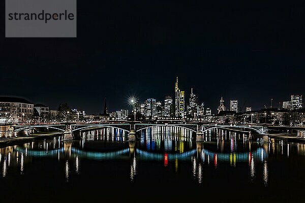 Blick auf Frankfurt und die beleuchtete Skyline von Frankfurt  Commerzbank  Hessische Landesbank  Deutsche Bank  Europäische Zentralbank  Skyper  Sparkasse  DZ Bank  Langzeitbelichtung  Nachtaufname im Petrol style  Frankfurt  Hessen  Deutschland  Europa