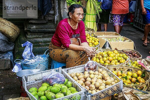 Verkäuferin auf einem Markt  obst und Gemüse  Bali  Indonesien  Asien