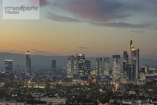 Aussicht über Frankfurt  beleuchtete skyline  Hochhäuser und Straßen aufgenommen vom Goethe Turm  Hessen  Deutschland  Europa