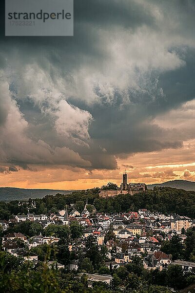 Blick über einer Altstadt mit Burg in den Sonnenuntergang  Königstein  Taunus  Hessen  Deutschland  Europa