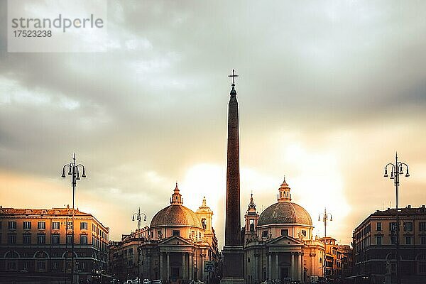 Sonnenaufgang  Klassizistische Piazza del Popolo mit den Kirchen Santa Maria in Monte Santo und Santa Maria del Miracoli  Obelisco Flaminio  ägyptischer Obelisk  Rom  Latium  Italien  Europa