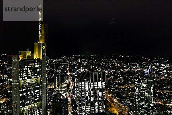 Eine Stadt mit hochhäuser  von oben  augenommem vom maintower in der Nacht  beleuchtete stadt Frankfurt  Hessen  Deutschland  Europa