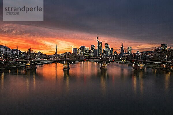 Skyline von Frankfurt  Tower 185  Commerzbank  Messeturm  EZB Europäische Zentralbank  HelaBa  Hessische Landesbank  Deutsche Bank  Flößerbrücke  Frankfurt am Main  Hessen  Deutschland  Europa