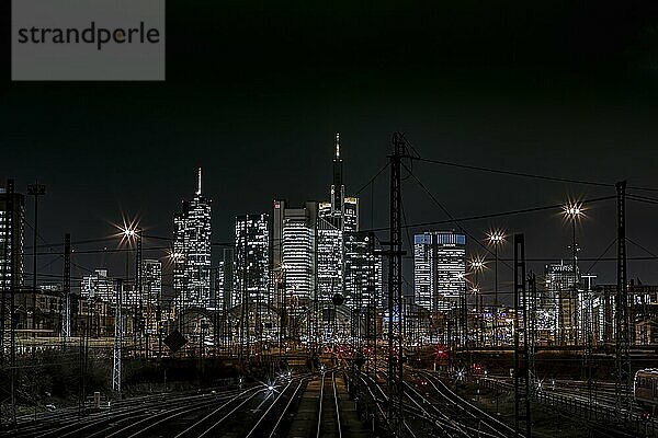 Blick über Schienen zum Hauptbahnhof  beleuchtete Skyline bei Nacht  Frankfurt am Main  Hessen  Deutschland  Europa