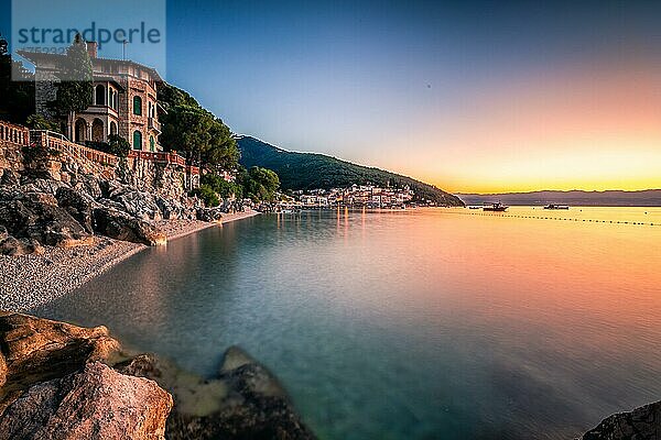 Strand und Meer am Morgen mit blick auf Moscenicka Draga und der Villa Pinia  Istrien  Kroatien  Europa