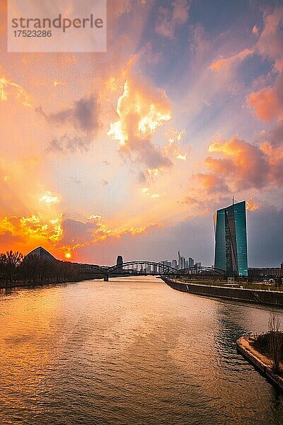 Sonnenuntergang hinter Europäischer Zentralbank  EZB und Skyline von Frankfurt vom Arthur-von-Weinberg-Steg aus  Frankfurt am Main  Hessen  Deutschland  Europa