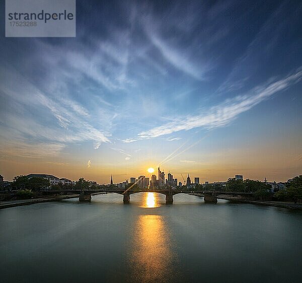 Blick auf Frankfurt und die Skyline von Frankfurt  Commerzbank  Hessische Landesbank  Deutsche Bank  Europäische Zentralbank  Skyper  Sparkasse  DZ Bank  Langzeitbelichtung  Sonnenuntergang  mit sonnenstern  Frankfurt  Hessen  Deutschland  Europa