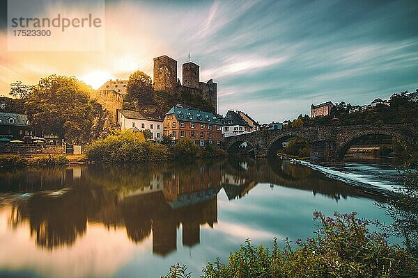 Burg und Stadt Runkel mit mittelalterlicher Steinbrücke  Spiegelung im Fluss Lahn mit Wehr  Morgenlicht  Runkel  Hessen  Deutschland  Europa