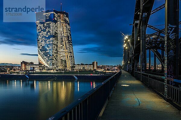 Europäische Zentralbank  EZB  nach Sonnenuntergang  Frankfurt am Main  Hessen  Deutschland  Europa