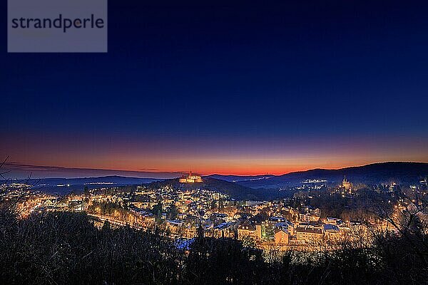 Nachtaufnahme  blick über die Stadt königstein zur blauen Stunde mit Burg  Taunus  Hessen  Deutschland  Europa