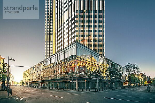 Eurotower  modernes Hochaus angeleuchtet zum Sonnenaufgang mit Spiegelung in der Glasfassade  Frankfurt  Deutschland  Europa