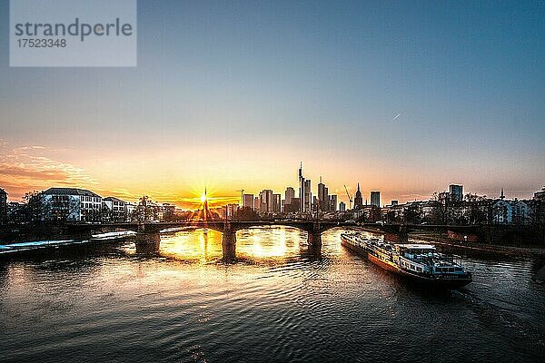 Skyline des Frankfurter Bankenviertel  Sonnenuntergang  Schiff  blick über einen Fluss  Frankfurt am Main  Hessen  Deutschland  Europa