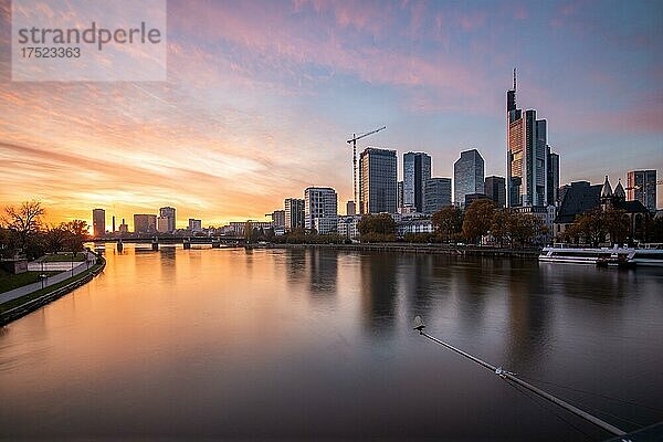 Blick über den Main auf die Skyline von Frankfurt am Main im Sonnenuntergang  Langzeitbelichtung  Frankfurt am Main  Hessen  Deutschland  Europa