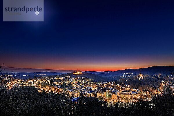 Nachtaufnahme  blick über die Stadt königstein zur blauen Stunde mit Burg  Taunus  Hessen  Deutschland  Europa