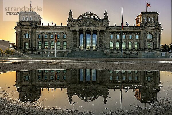 Reichstag  Sitz des Deutschen Bundestages spiegelt sich in einer Pfütze am Morgen  Berlin  Deutschland  Europa