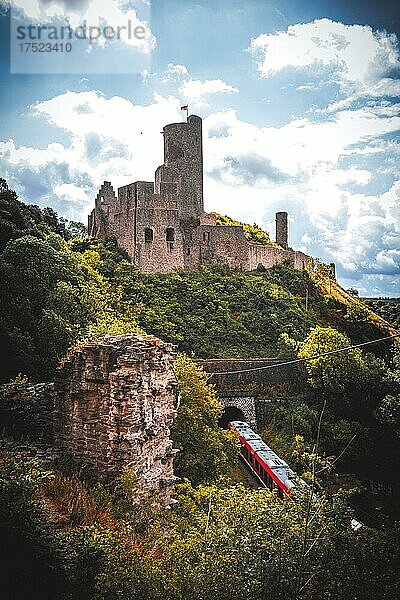 Ruine der Löwenburg  mit eisenbahntunnel Monreal  Rheinland-Pfalz  Deutschland  Europa