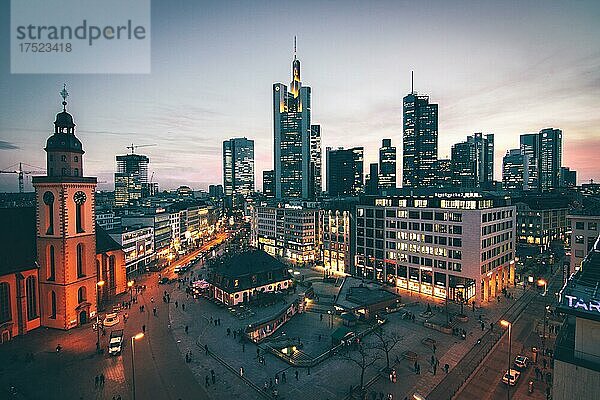 Die Hauptwache  Blick von oben auf einen Platz mit Geschäften und Restaurants  im Hintergrund die Skyline und ein romantischer Sonnenuntergang  Frankfurt  Hessen  Deutschland  Europa