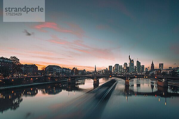 Skyline des Frankfurter Bankenviertel  Sonnenuntergang  Schiff  blick über einen Fluss  Langzeitbelichtung Frankfurt am Main  Hessen  Deutschland  Europa