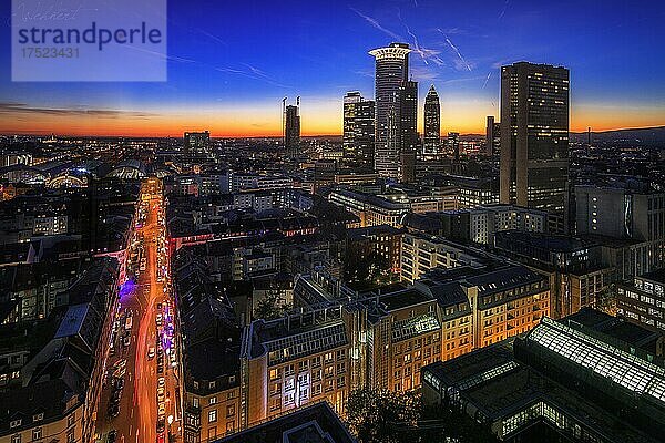 Nachtaufnahme  Langzeitbelichtung einer Straße von oben  Frankfurter Skyline  Frankfurt am Main  Hessen  Deutschland  Europa