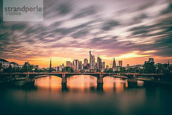 Rosa Sonnenuntergang über dem Fluss Main  Beleuchtete Skyline der Stadt Frankfurt am Main  Hessen  Deutschland  Europa