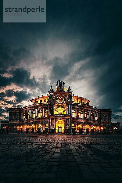 Semperoper  Theaterplatz  bei Nacht  Dresden  Sachsen  Deutschland  Europa