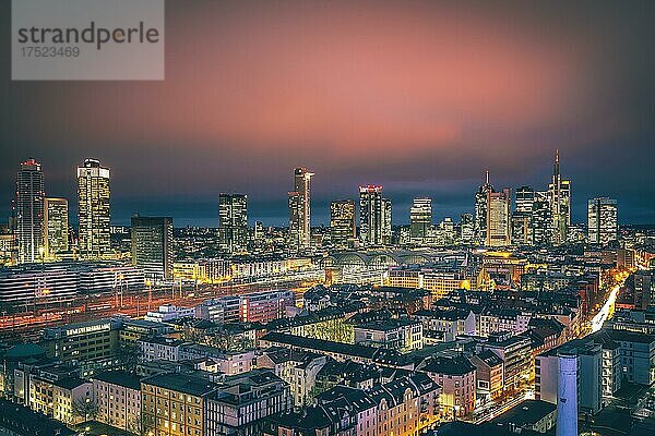 Frankfurt am Main bei Nacht  aufgenommem von der Müllverbrennung der Mainova  Frankfurt am Main  Hessen  Deutschland  Europa