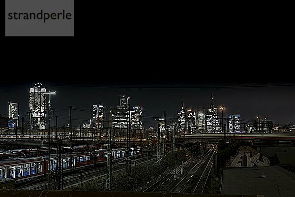 Blick über Schienen und S-Bahn zum Hauptbahnhof  im Hintergrund die Skyline von Frankfurt am Main  Nachtaufnahme  Frankfurt am Main  Hessen  Deutschland  Europa