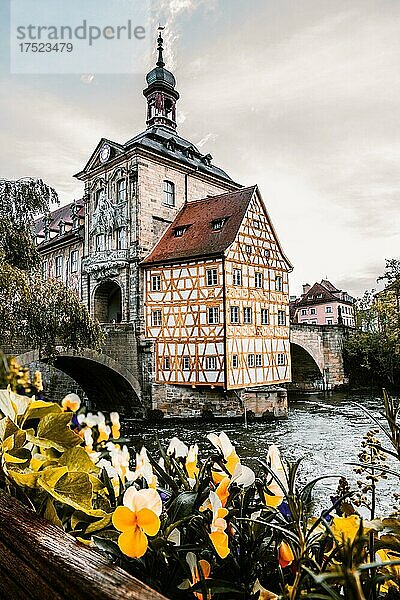Altes Rathaus  1461 in die Regnitz gebaut  Bamberg  Oberfranken  Bayern  Deutschland  Europa