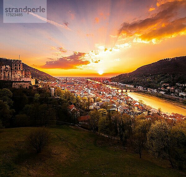 Sonnenuntergang vom Schlossberg in Heidelberg  Baden-Württemberg  Deutschland  Europa