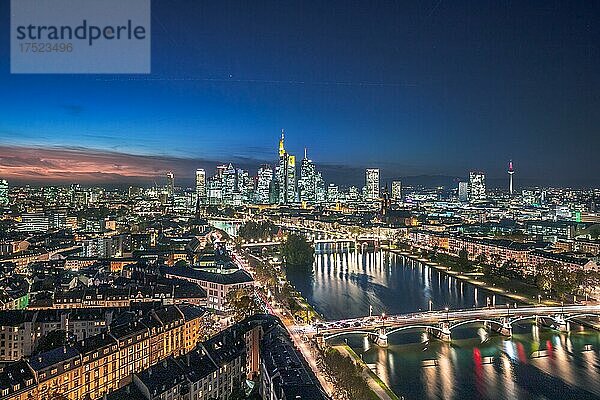 Aussicht über Frankfurt  Blick in den Sonnenuntergang mit Gegenlicht  am Abend  dem fluß Main und die Skyline mit ihren Hochhäuser und Straßen aufgenommen vom Lindner Hotel  Hessen  Deutschland  Europa