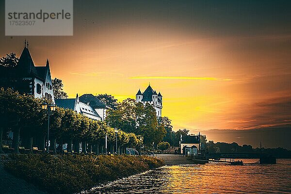 Kurfürstliche Burg am Rheinufer  Eltville am Rhein  Rheingau  Hessen  Deutschland  Europa