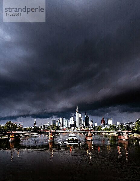 Skyline von Frankfurt  Blick über die Alte brücke und den Fluss Main  eIn Gewitter zieht über die Stadt  Tramatische Böenwalzen  Frankfurt am Main  Hessen  Deutschland  Europa