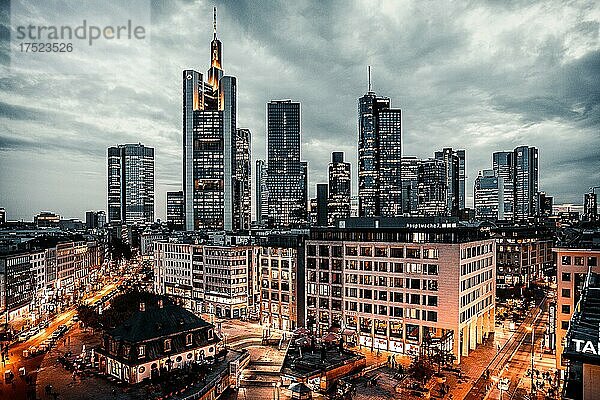 Die Hauptwache  Blick von oben auf einen Platz mit Geschäften und Restaurants  im Hintergrund die Skyline Beleuchtet am Abend  Frankfurt  Hessen  Deutschland  Europa