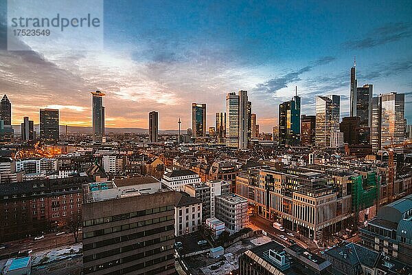 Aussicht über Frankfurt  Abendhimmel  Hochhäuser und Straßen  Frankfurt am Main  Hessen  Deutschland  Europa