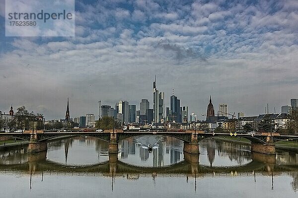 Die Alte Brücke über den Main mit Skyline  Hochhäuser im Bankenviertel im Morgenlicht  Frankfurt am Main  Hessen  Deutschland  Europa