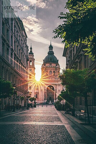 Straßensicht auf die St. Stephans Basilika  Stadtansicht mit Sonnenstern und Sonnenaufgang  Kirche  Dom  Budapest  Ungarn  Europa