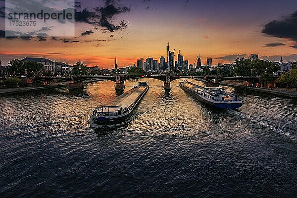 Skyline des Frankfurter Bankenviertel  Sonnenuntergang  Schiff  blick über einen Fluss  Frankfurt am Main  Hessen  Deutschland  Europa