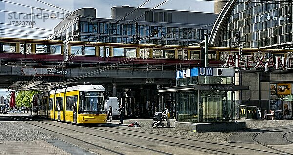 Straßenbahnen des öffentlichen Nahverkehr am Alexanderplatz  Berlin  Deutschland  Europa