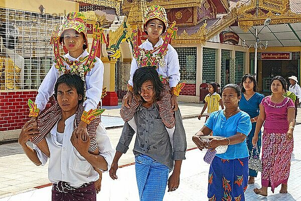 Ordinierungszeremonie in der Botataung Pagode  Yangon  Myanmar  Yangon  Myanmar  Asien