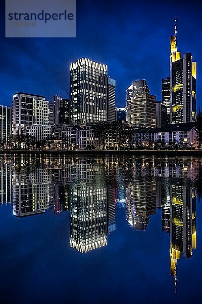 Ausblick auf Skyline vom Eisernen Steg  Commerzbank Tower  WINX-Hochhaus  blaue Stunde  Frankfurt am Main  Hessen  Deutschlan