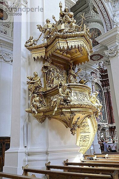 Detail  Vergoldete Kanzel im Mittelschiff  barocker Dom St. Stephan  auch Stephansdom  Passau  Niederbayern  Bayern  Deutschland  Europa