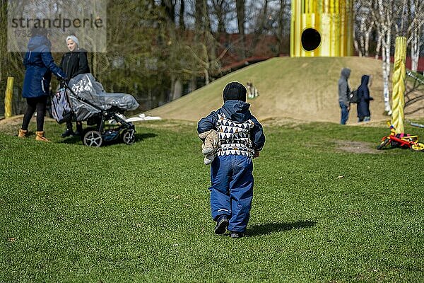 Kleinkind auf dem Spielplatz im Stadtpark  Norderstedt  Schleswig Holstein  Deutschland  Europa