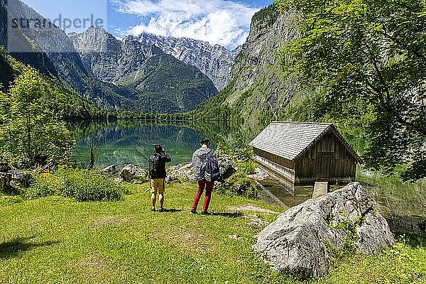 Touristen am Obersee im Berchtesgadener Land  Berchtesgaden  Bayern  Deutschland  Europa