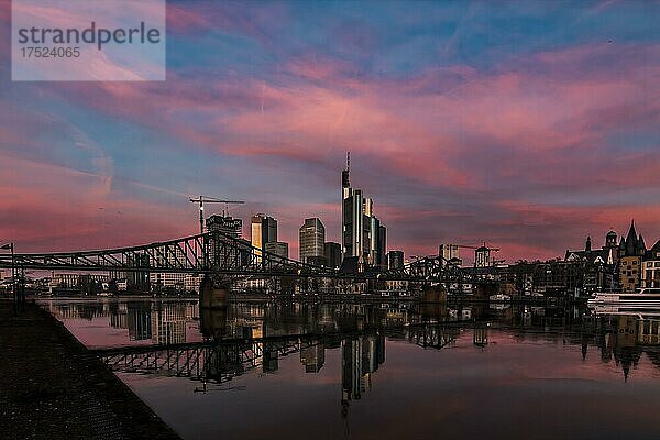 Eiserner Steg über den Main  Skyline  Hochhäuser im Bankenviertel im Morgenlicht  Frankfurt am Main  Hessen  Deutschland  Europa