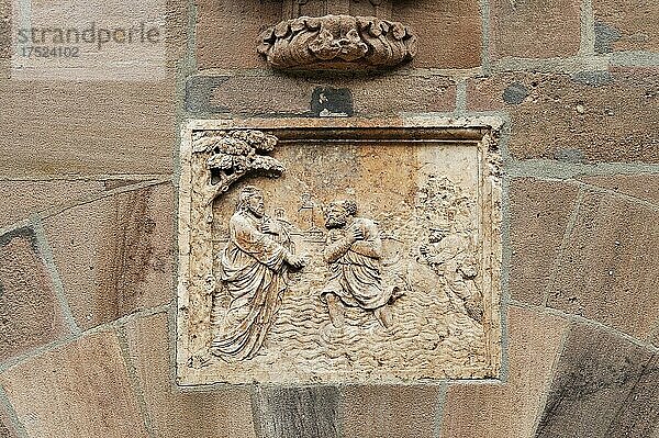 Relieftafel  ein christliches Motiv im Innenhof vom Tucherschloss  Nürnberg  Mittelfranken  Bayern  Deutschland  Europa
