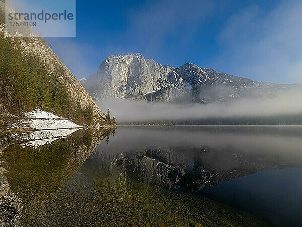 Nebel lichtet sich vor der Trisselwand  Altausseer See  Altaussee  Salzkammergut  Steiermark  Österreich  Europa