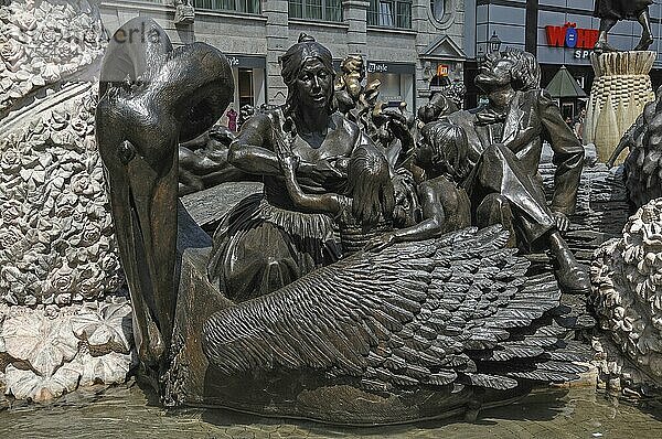Detailansicht vom Brunnen das Ehekarussell  vom Bildhauer Jürgen Weber  1928-2007  Nürnberg  Mittelfranken  Bayern  Deutschland  Europa