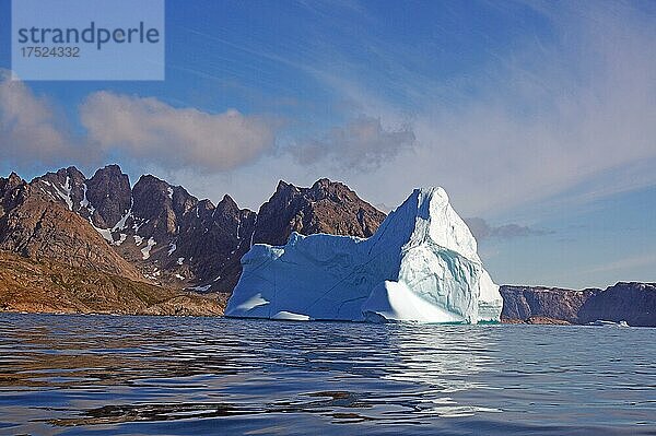 Riesiger Eisberg ragt aus dem Wasser  karge Küstenlandschaft  Tasilaq  Arktis  Ostgrönland  Grönland  Dänemark  Nordamerika